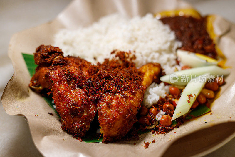马来西亚的传统食物“Nasi lemak”与炸鸡也被称为Ayam Berempah。